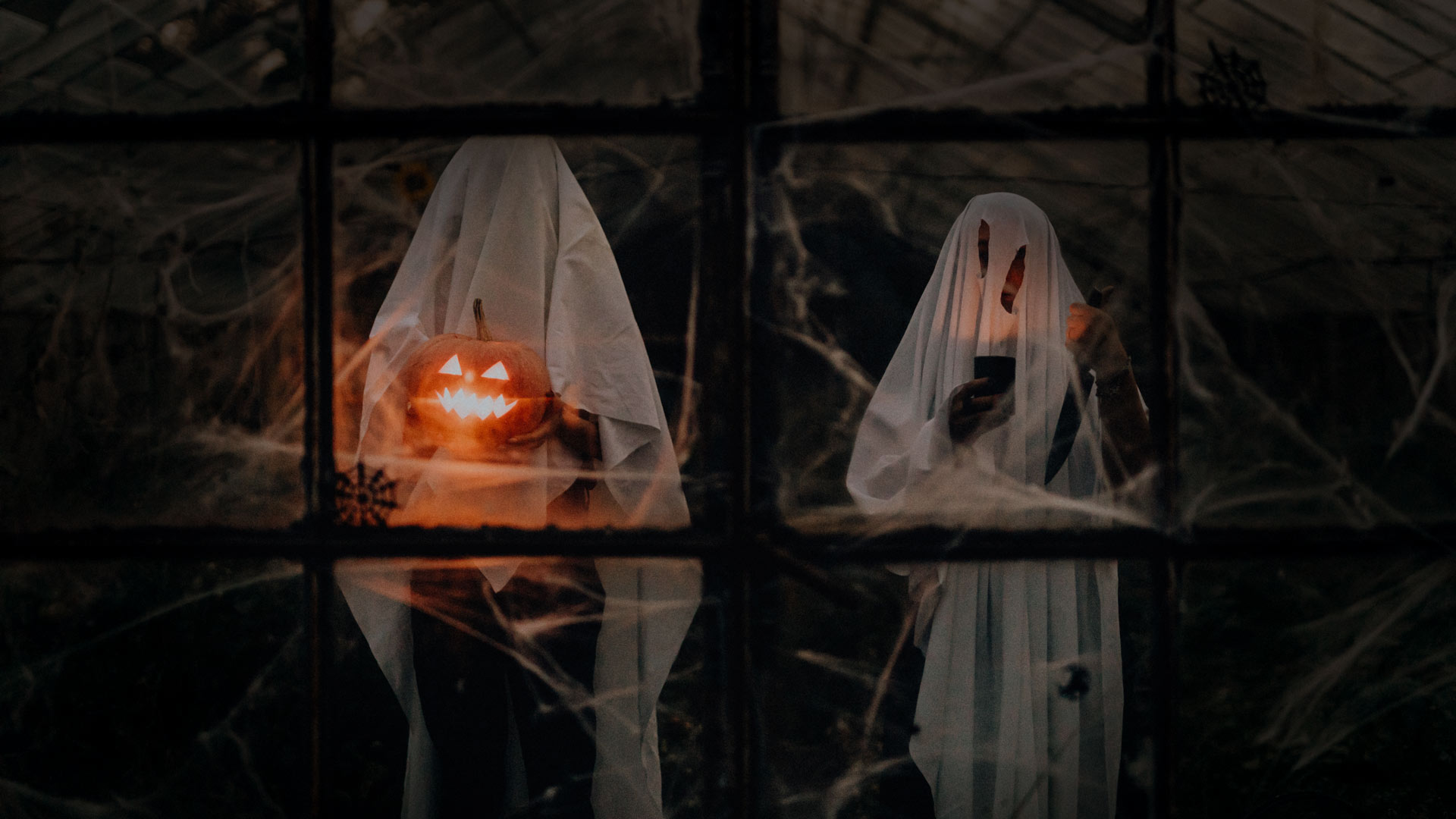 Zwei Gespenster begrüßen zum Halloweenfest 2022 auf dem Lerchenberghof